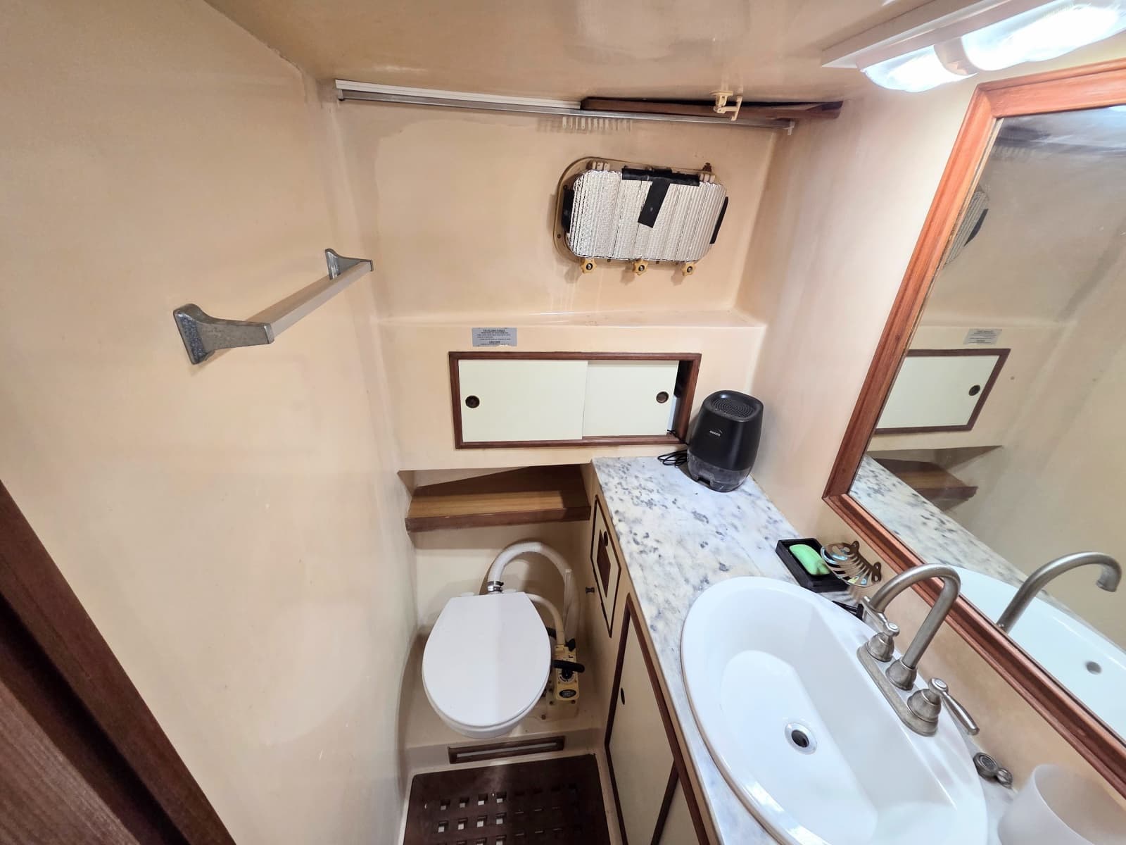1982 C & L Sea Ranger Sundeck 39 - Photo 11