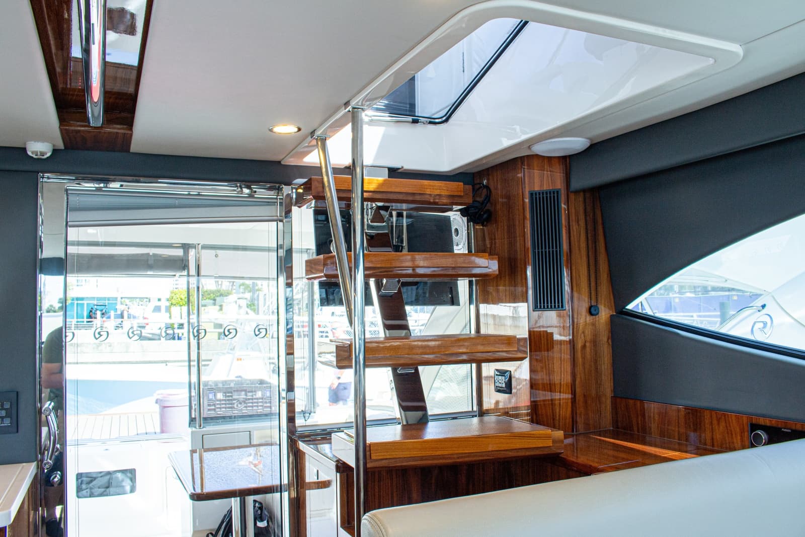 2025 Riviera 46 Sports Motor Yacht - Photo 43