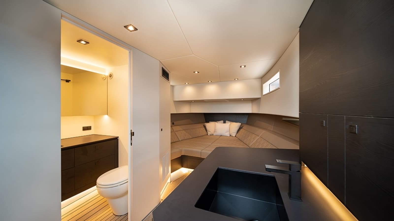 2023 Vanquish Yachts VQ45 - Photo 31