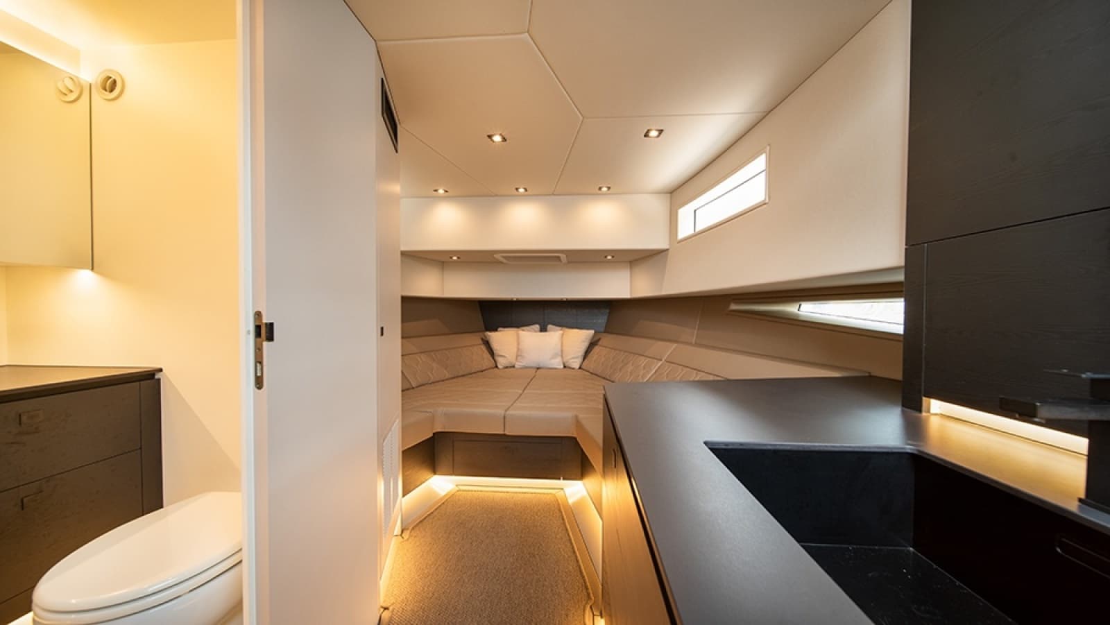 2023 Vanquish Yachts VQ45 - Photo 10