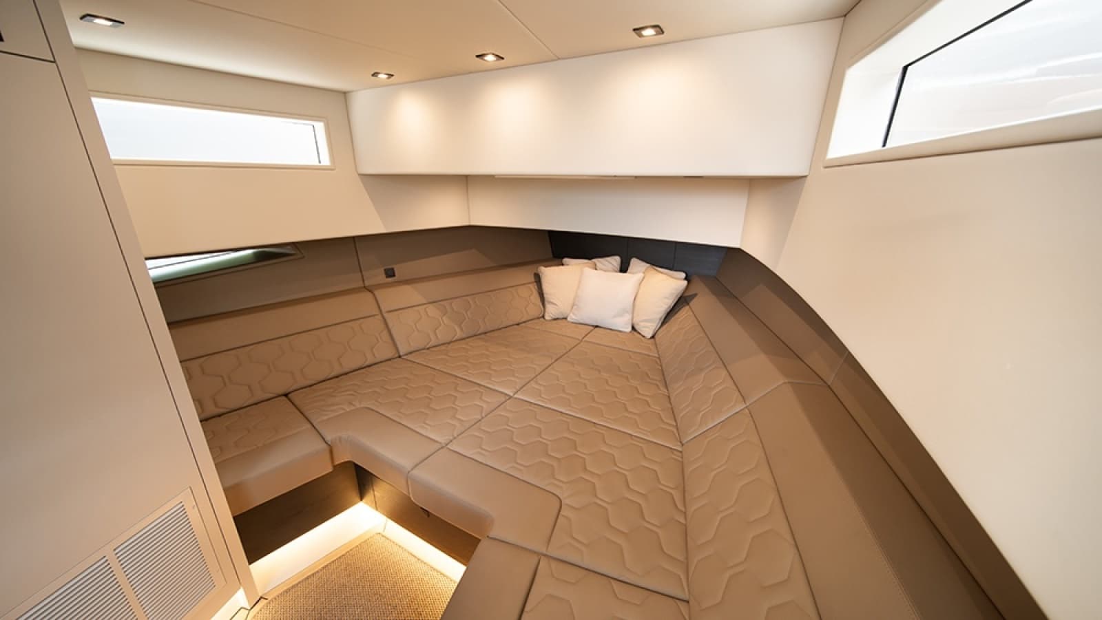 2023 Vanquish Yachts VQ45 - Photo 35