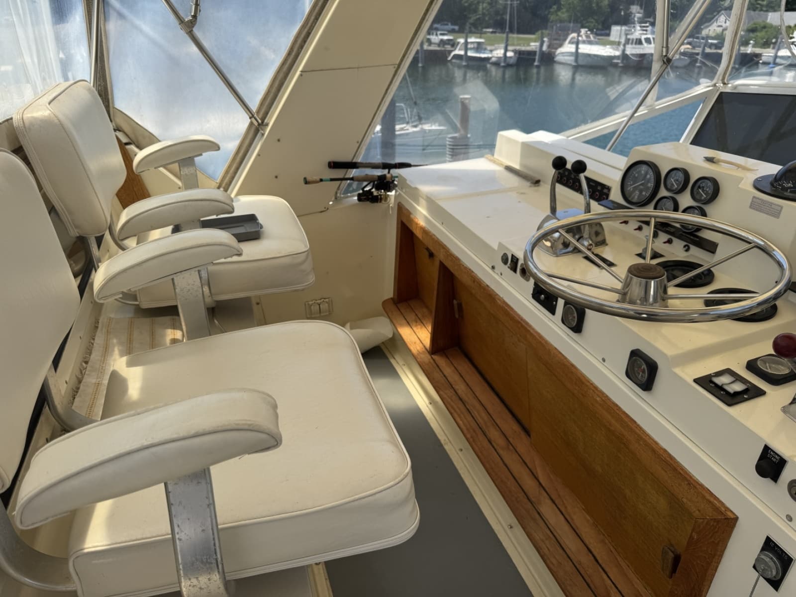 1984 Viking Aft Cabin Motor yacht - Photo 5