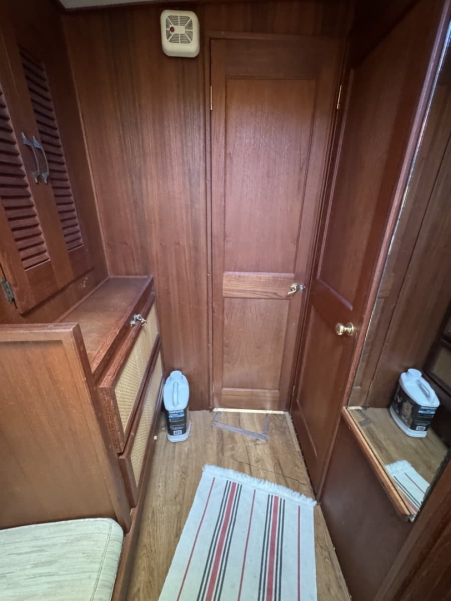 1984 Viking Aft Cabin Motor yacht - Photo 8