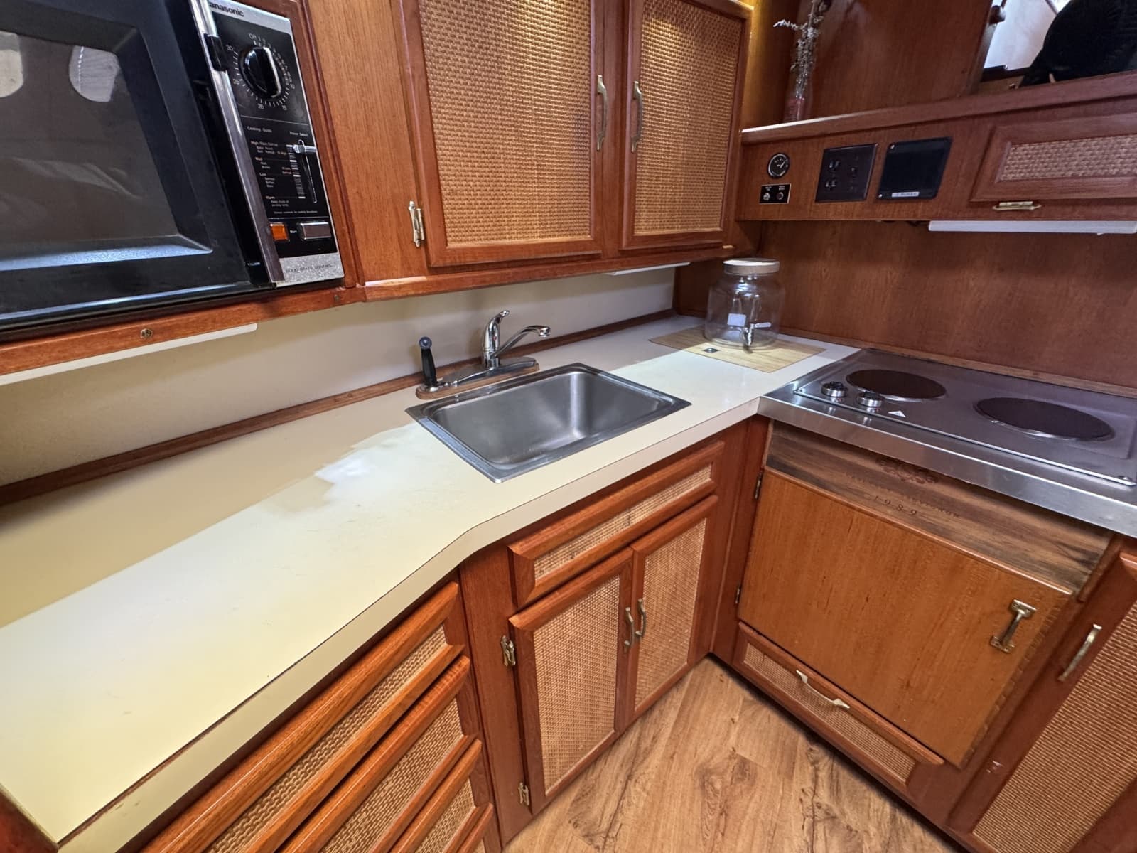 1984 Viking Aft Cabin Motor yacht - Photo 14