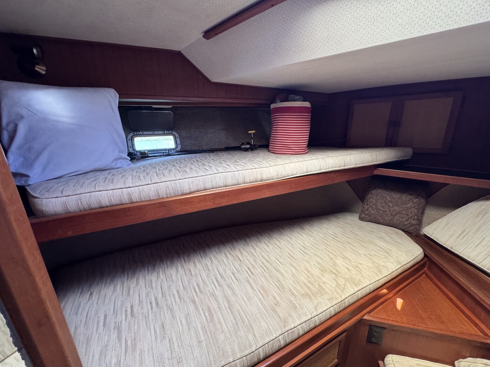 1984 Viking Aft Cabin Motor yacht - Photo 12