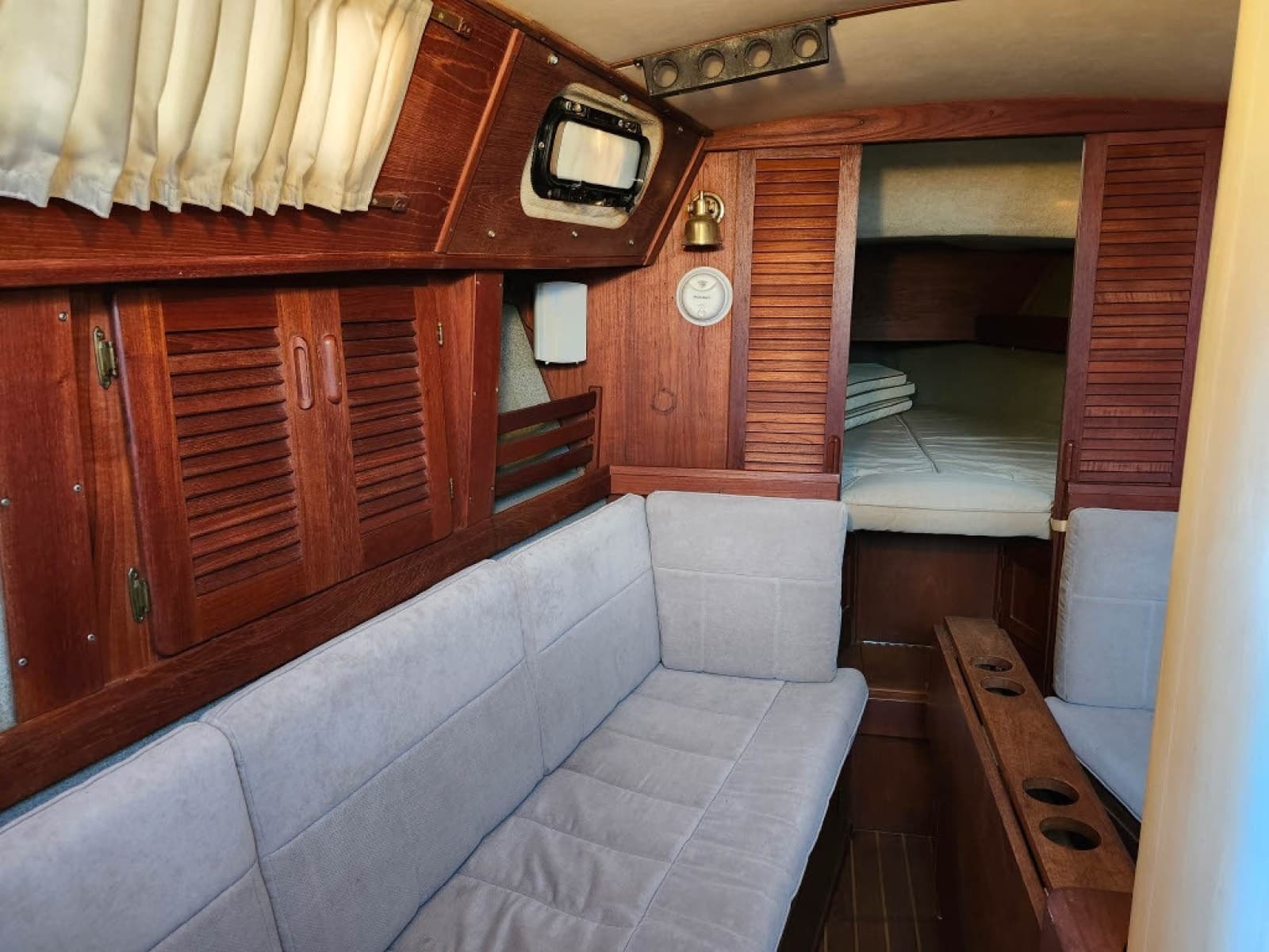 1984 Viking Aft Cabin Motor yacht - Photo 28