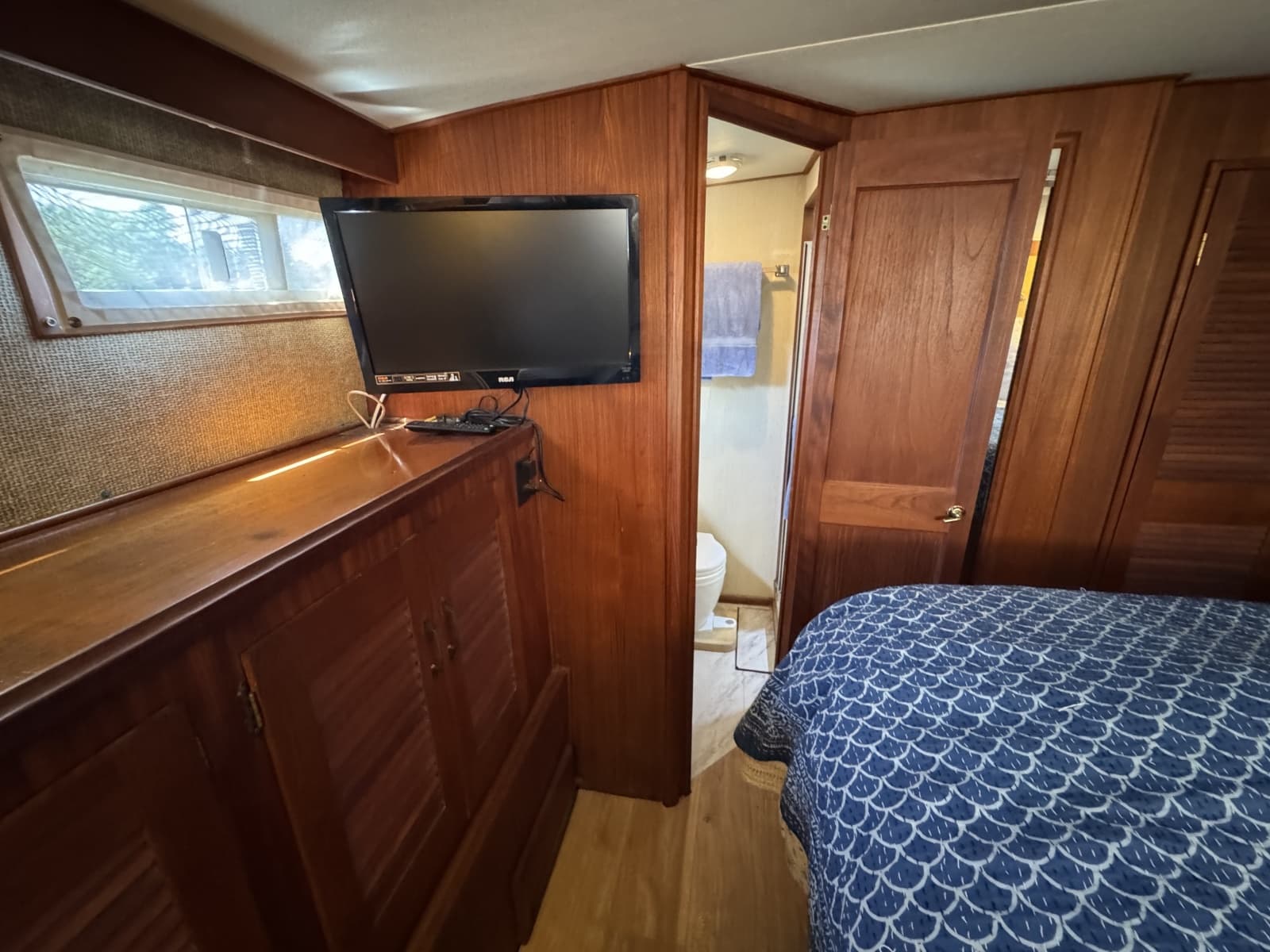 1984 Viking Aft Cabin Motor yacht - Photo 20