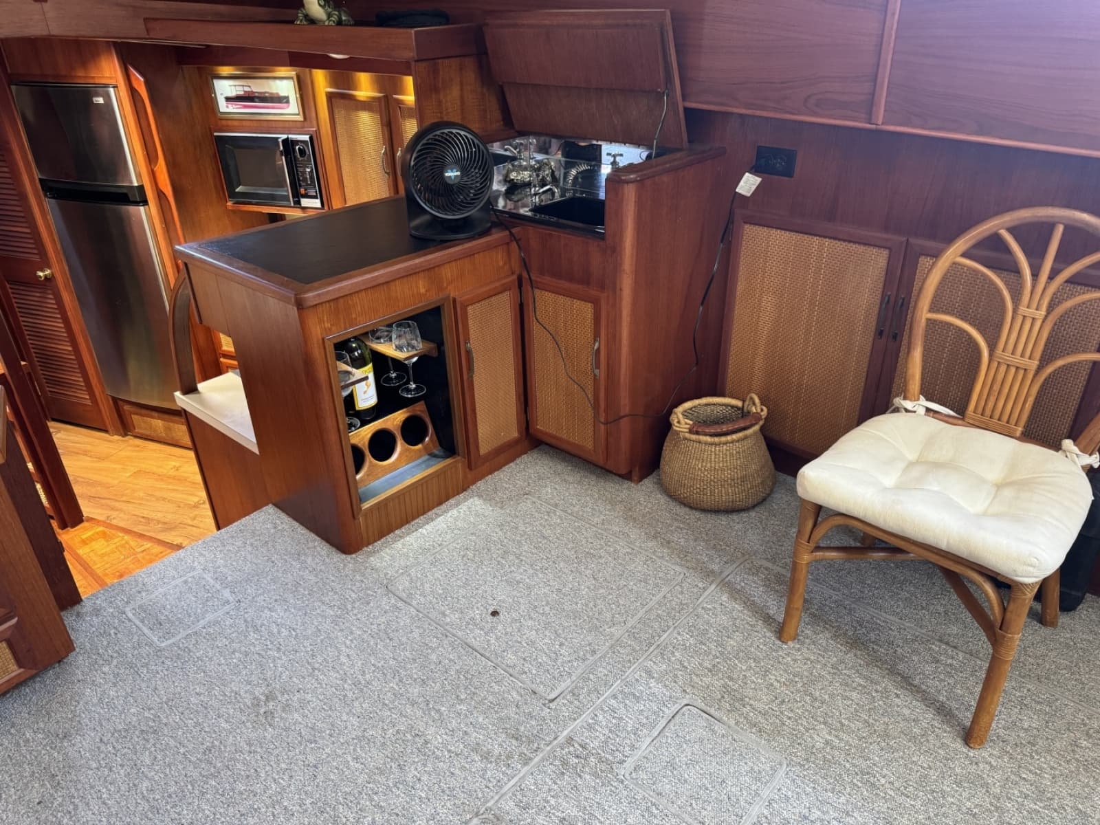 1984 Viking Aft Cabin Motor yacht - Photo 6