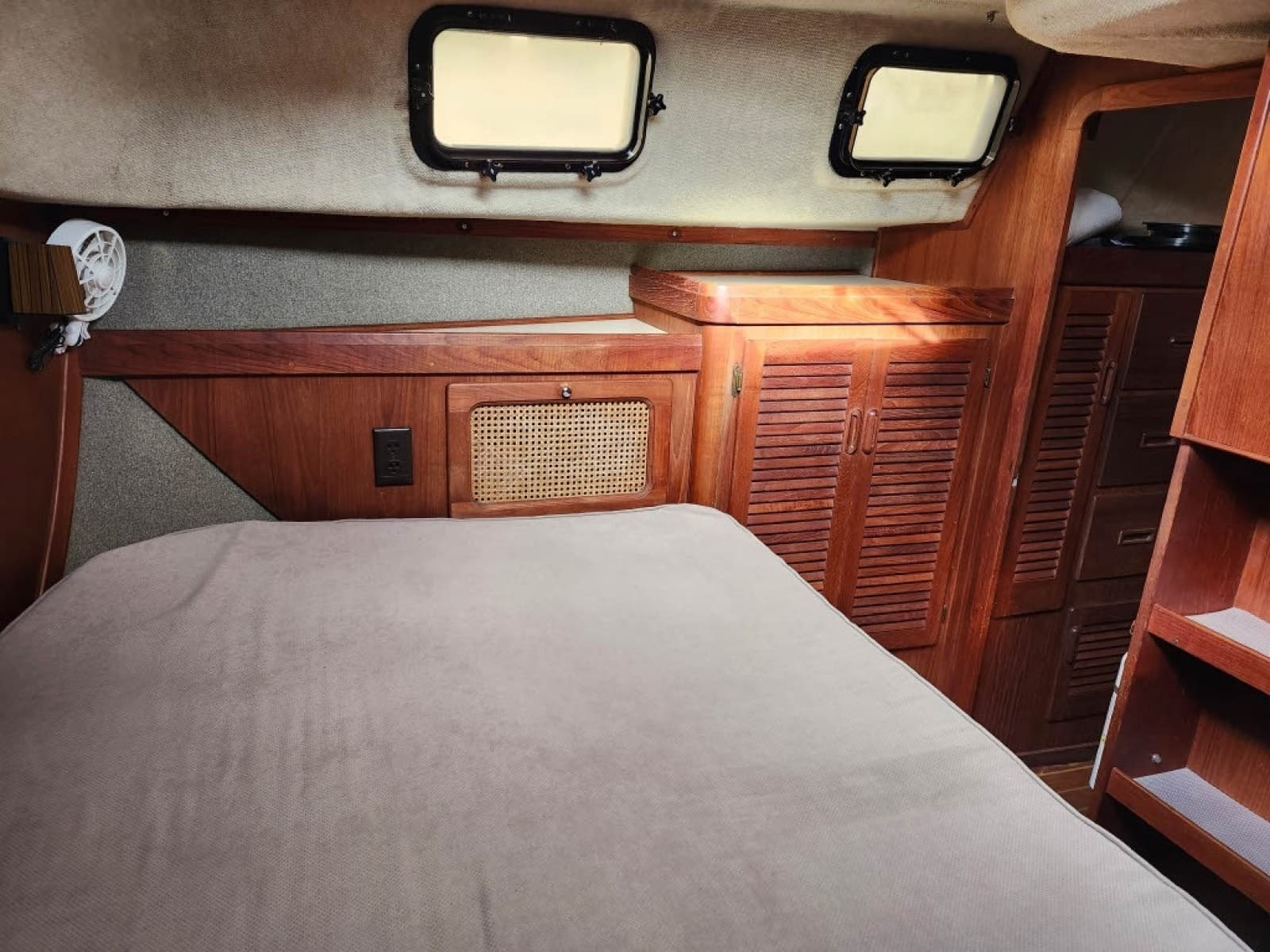 1984 Viking Aft Cabin Motor yacht - Photo 27