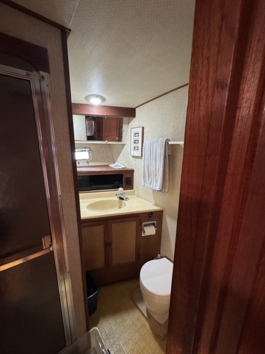 1984 Viking Aft Cabin Motor yacht - Photo 9