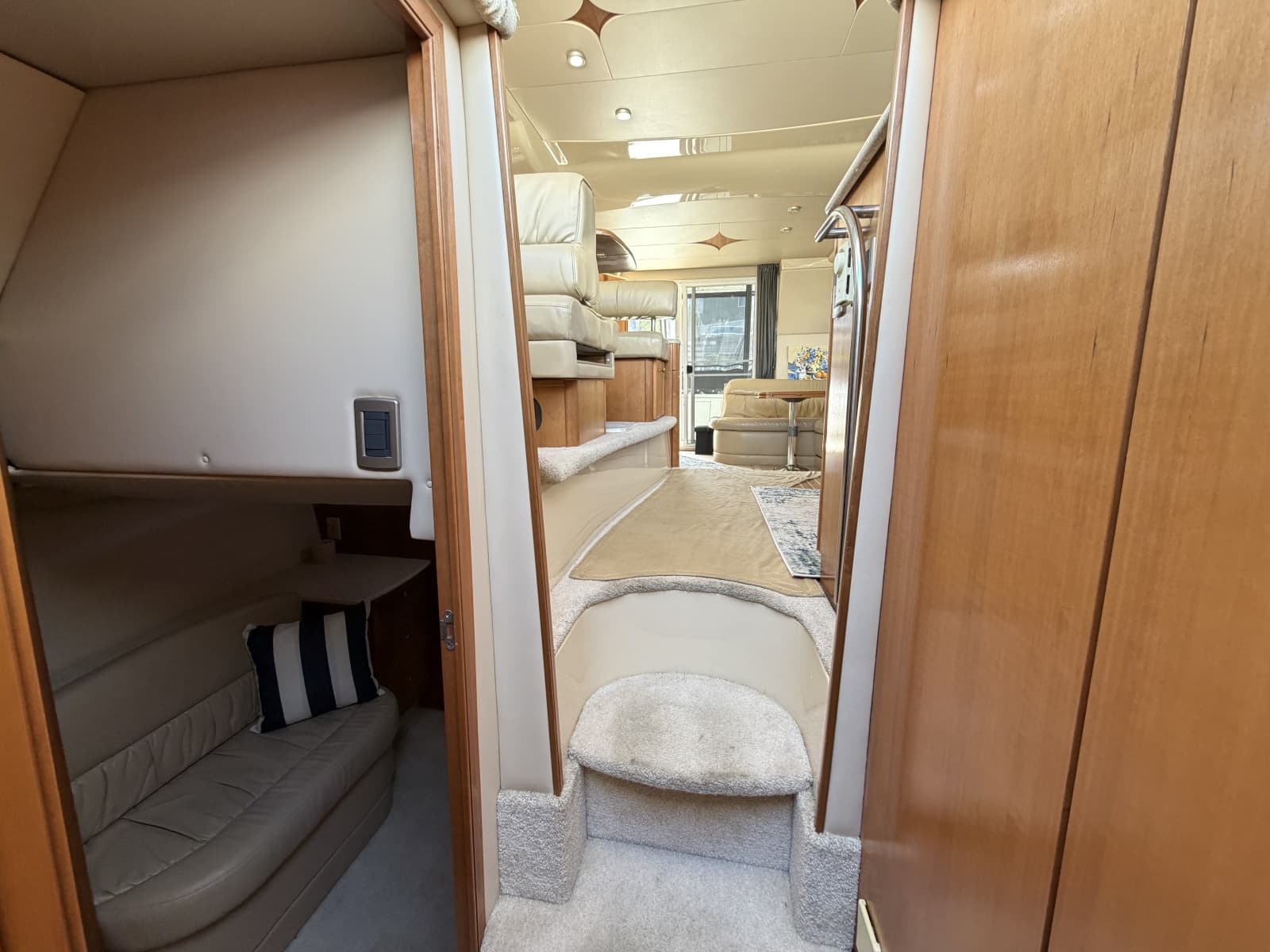 2004 Meridian 411 - Photo 25