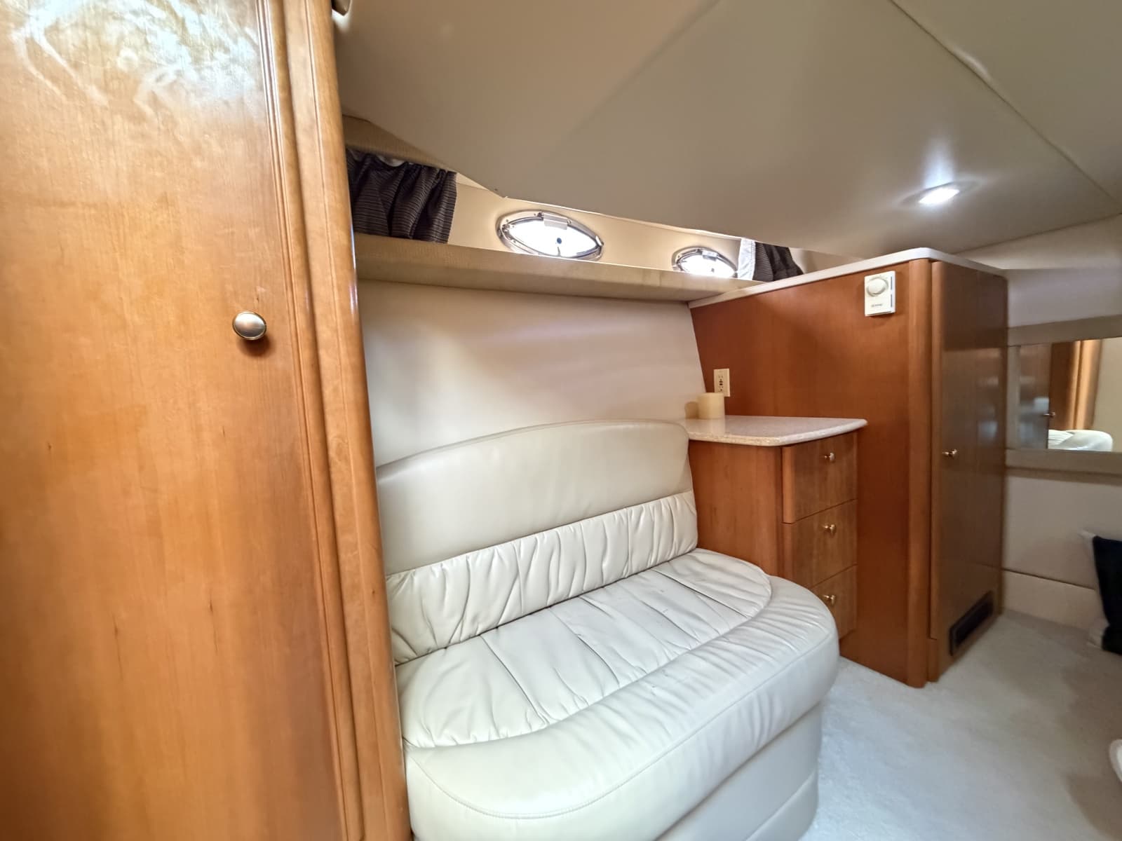 2004 Meridian 411 - Photo 28