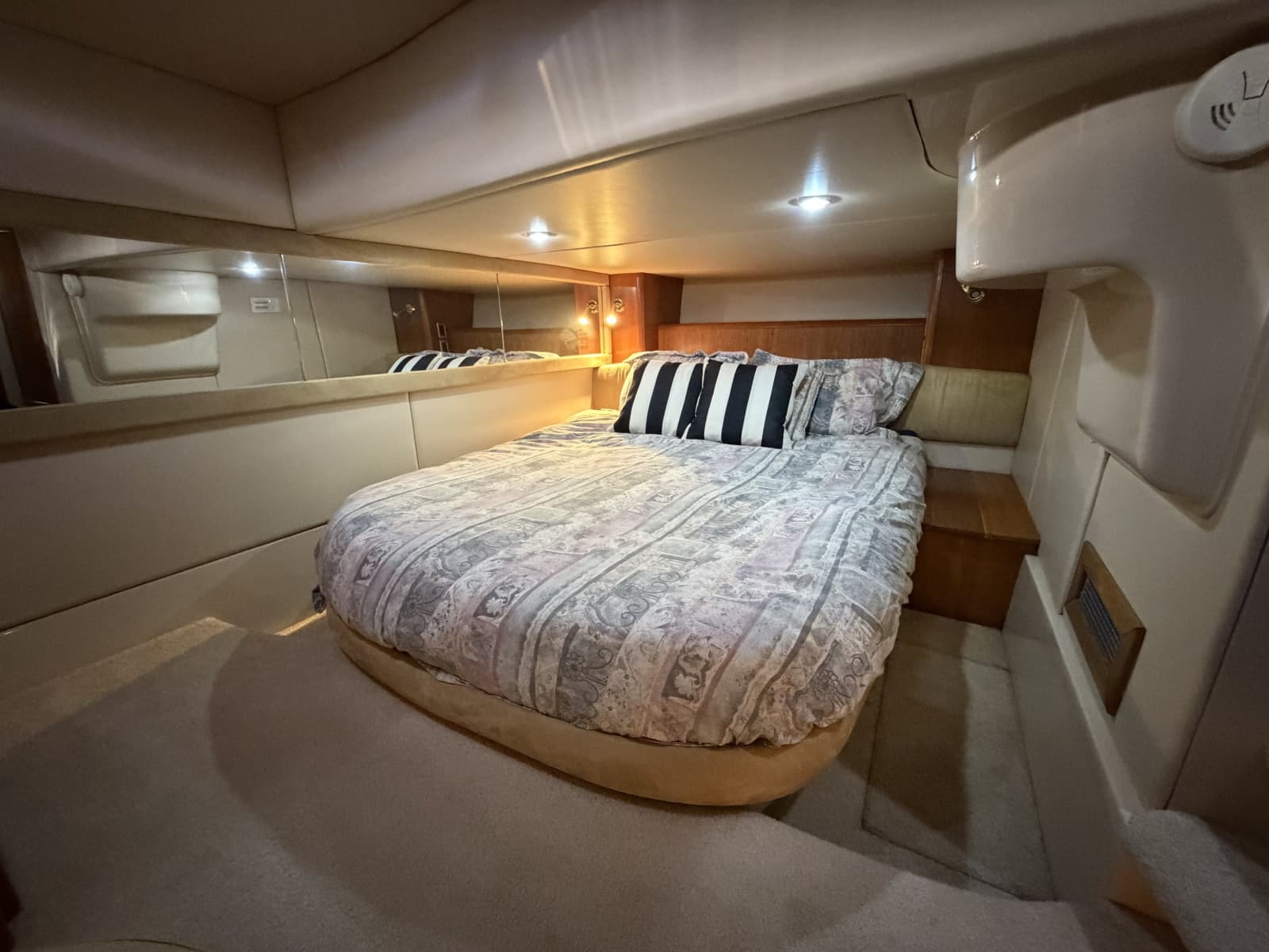 2004 Meridian 411 - Photo 27