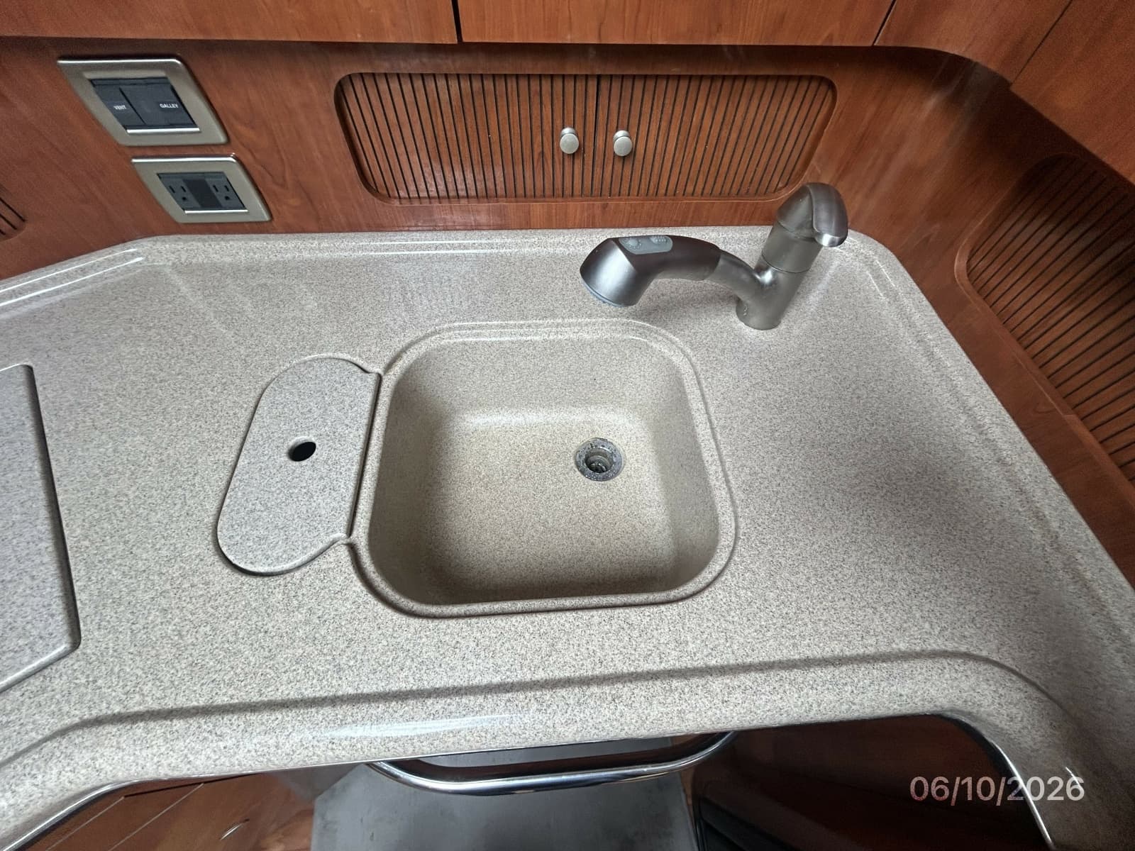 2004 Sea Ray 390 - Photo 48