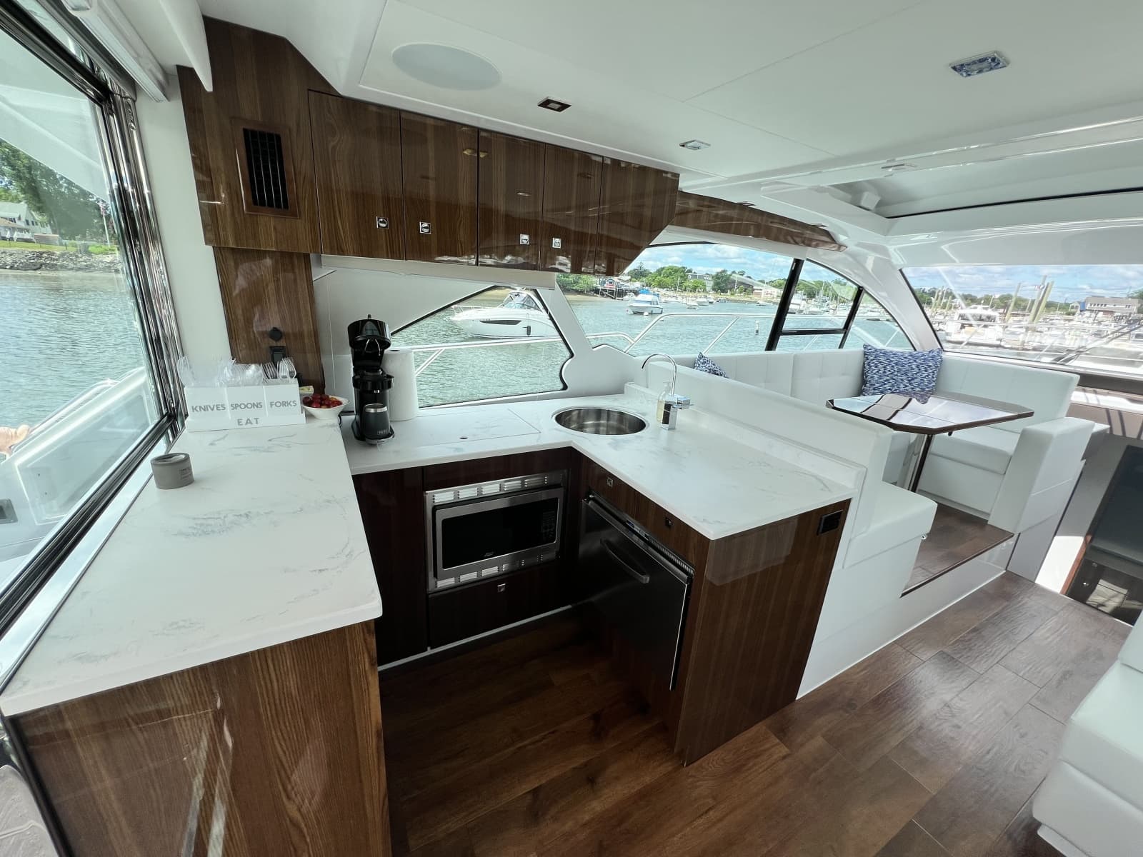 2021 Cruisers Yachts 50 Cantius - Photo 5