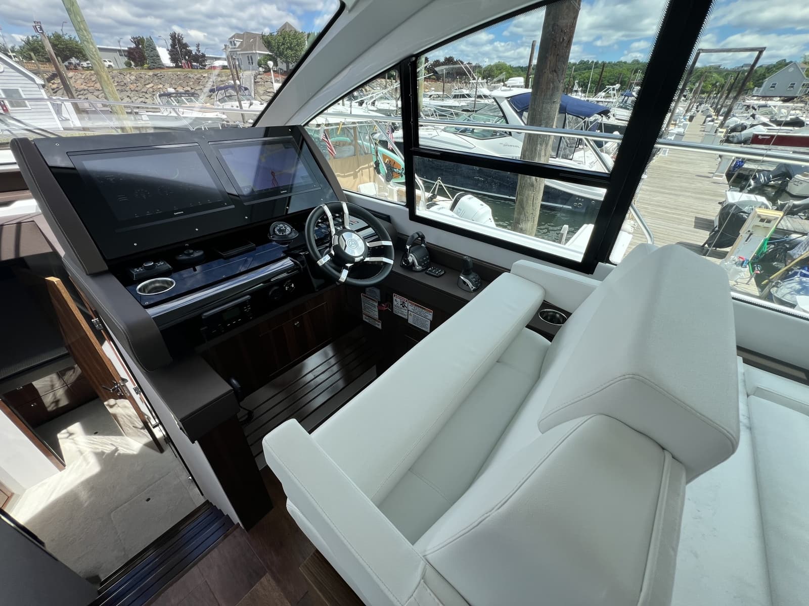 2021 Cruisers Yachts 50 Cantius - Photo 17