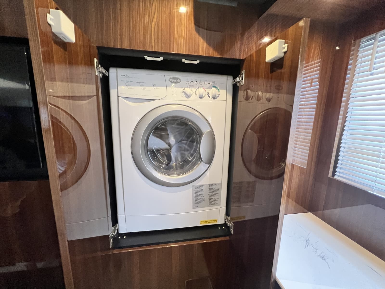 2021 Cruisers Yachts 50 Cantius - Photo 43