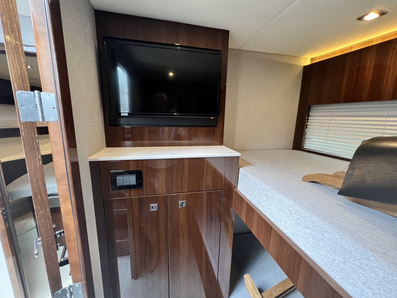2021 Cruisers Yachts 50 Cantius - Photo 36