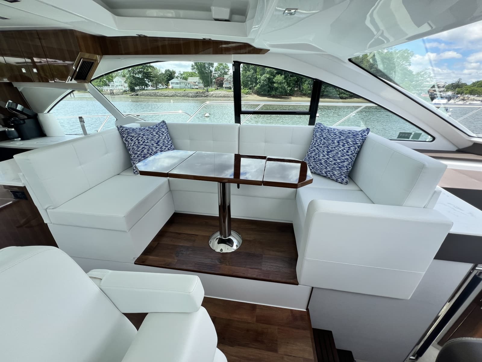 2021 Cruisers Yachts 50 Cantius - Photo 9