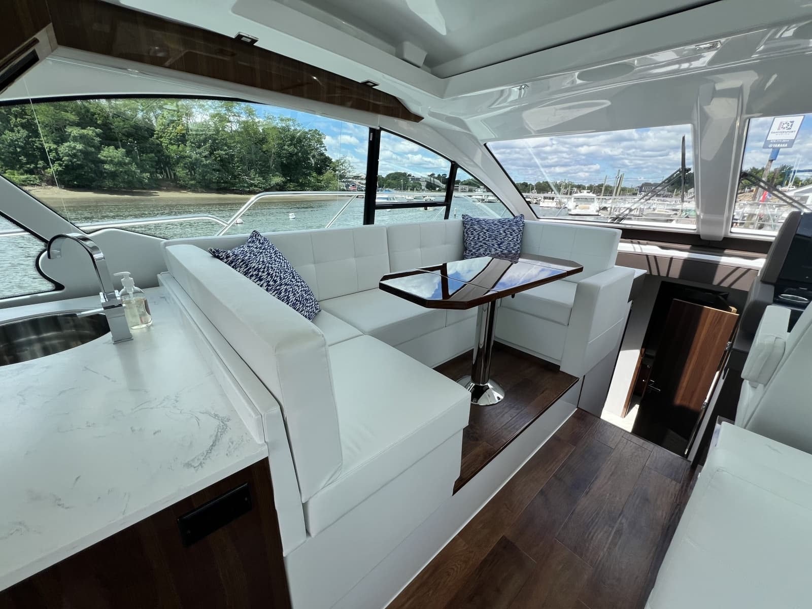 2021 Cruisers Yachts 50 Cantius - Photo 10