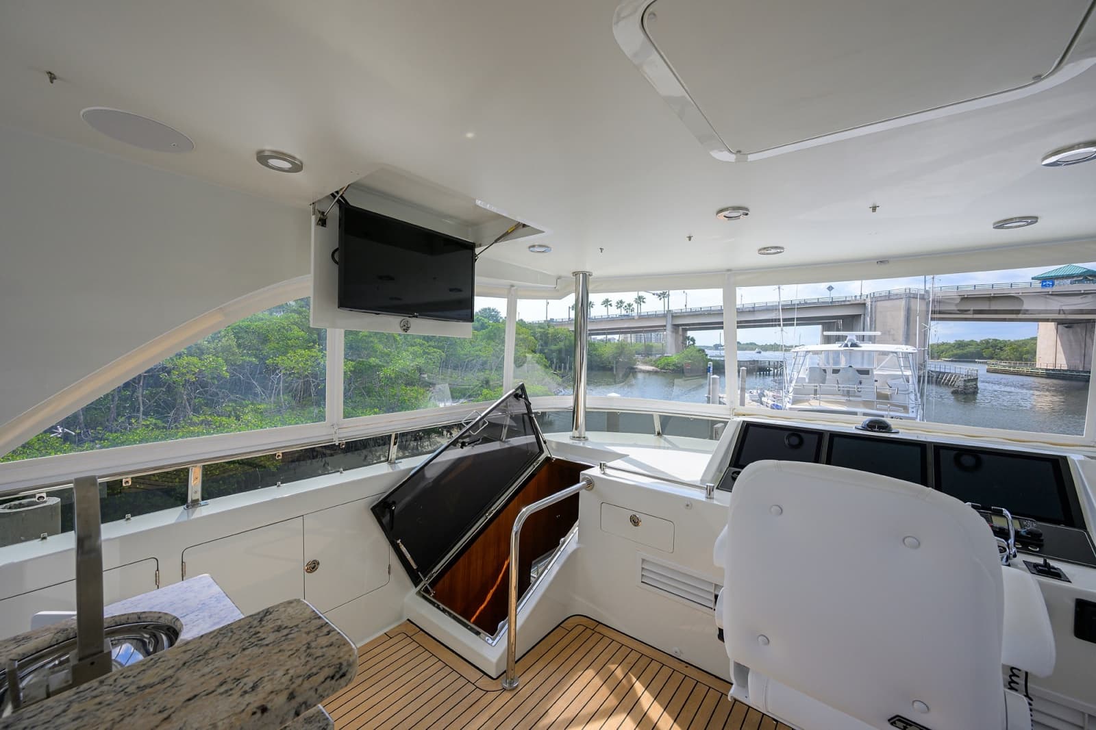 2016 Ocean Alexander 72 Pilothouse - Photo 15