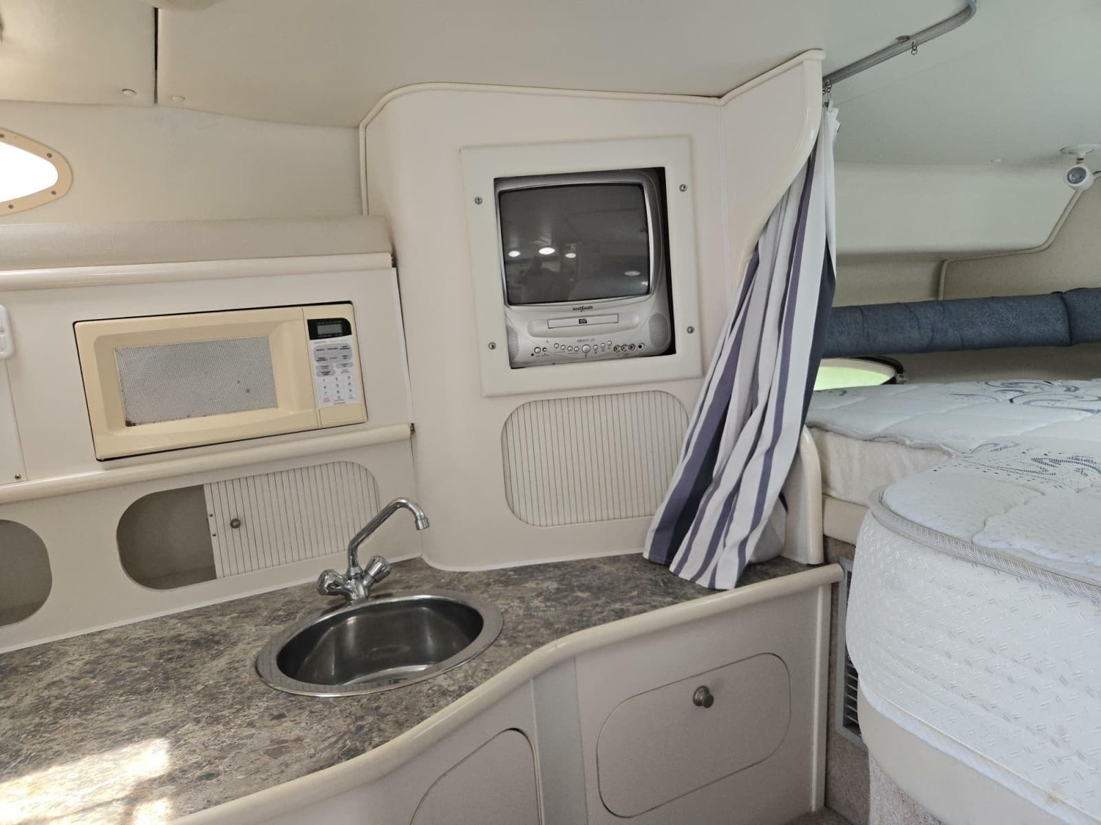 1999 Rinker 330 Fiesta Vee - Photo 12