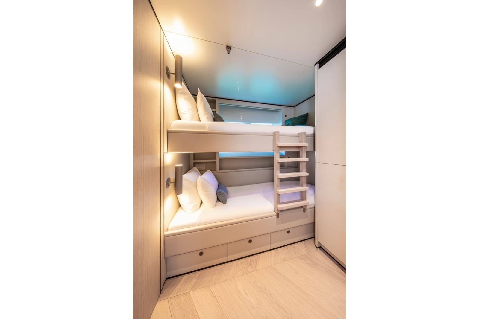 2022 Van der Valk 34M Explorer - Photo 19