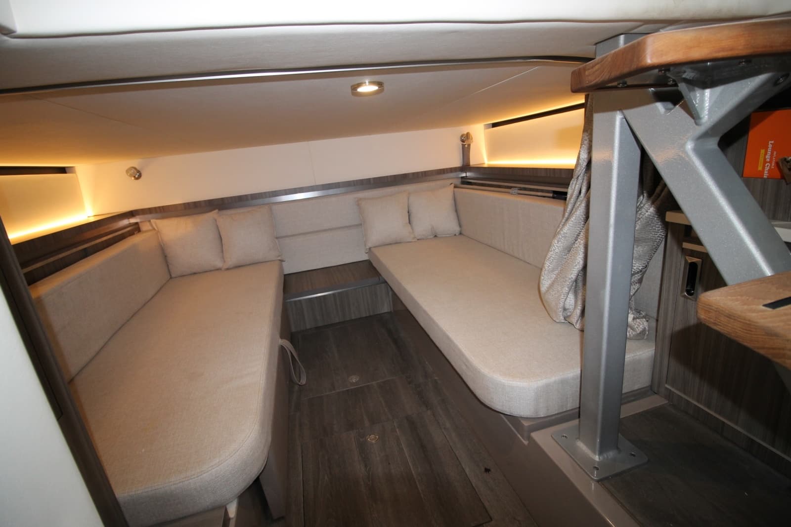 2023 Sea Ray Sundancer 320 - Photo 10
