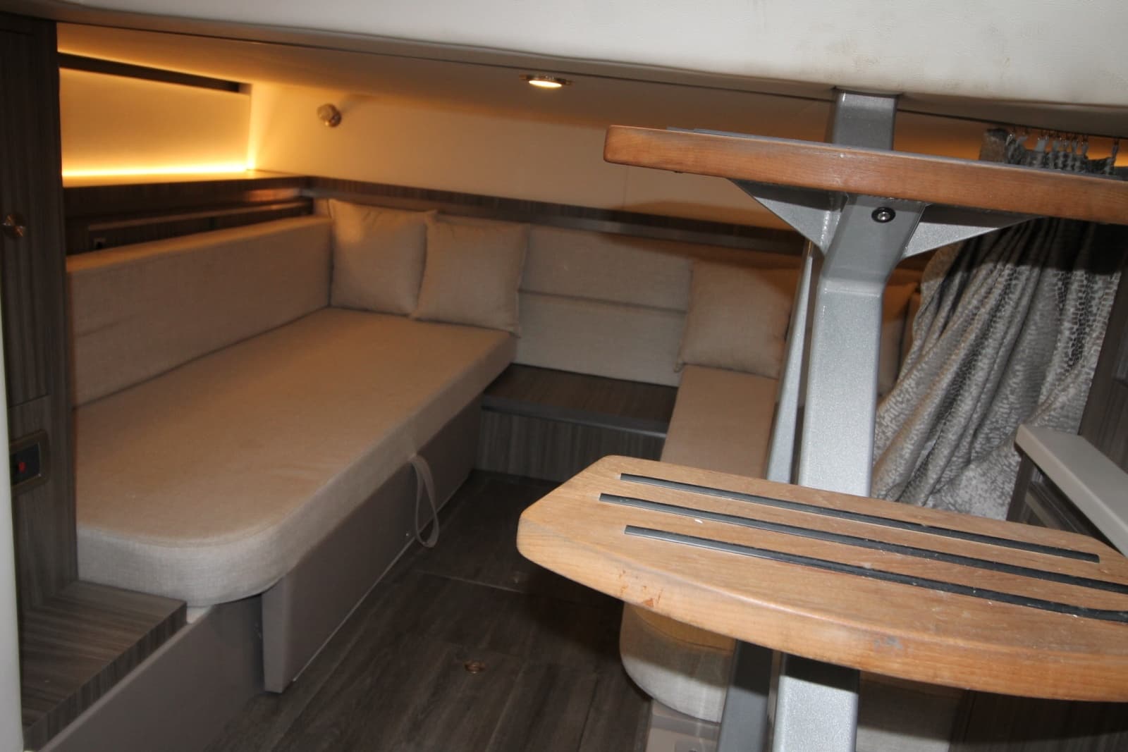 2023 Sea Ray Sundancer 320 - Photo 11