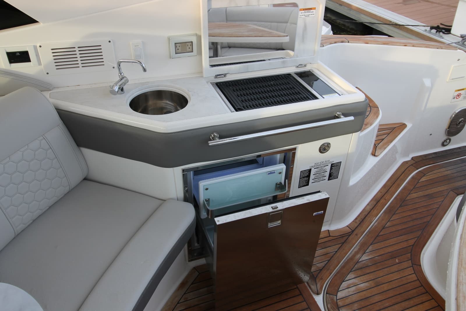 2023 Sea Ray Sundancer 320 - Photo 7