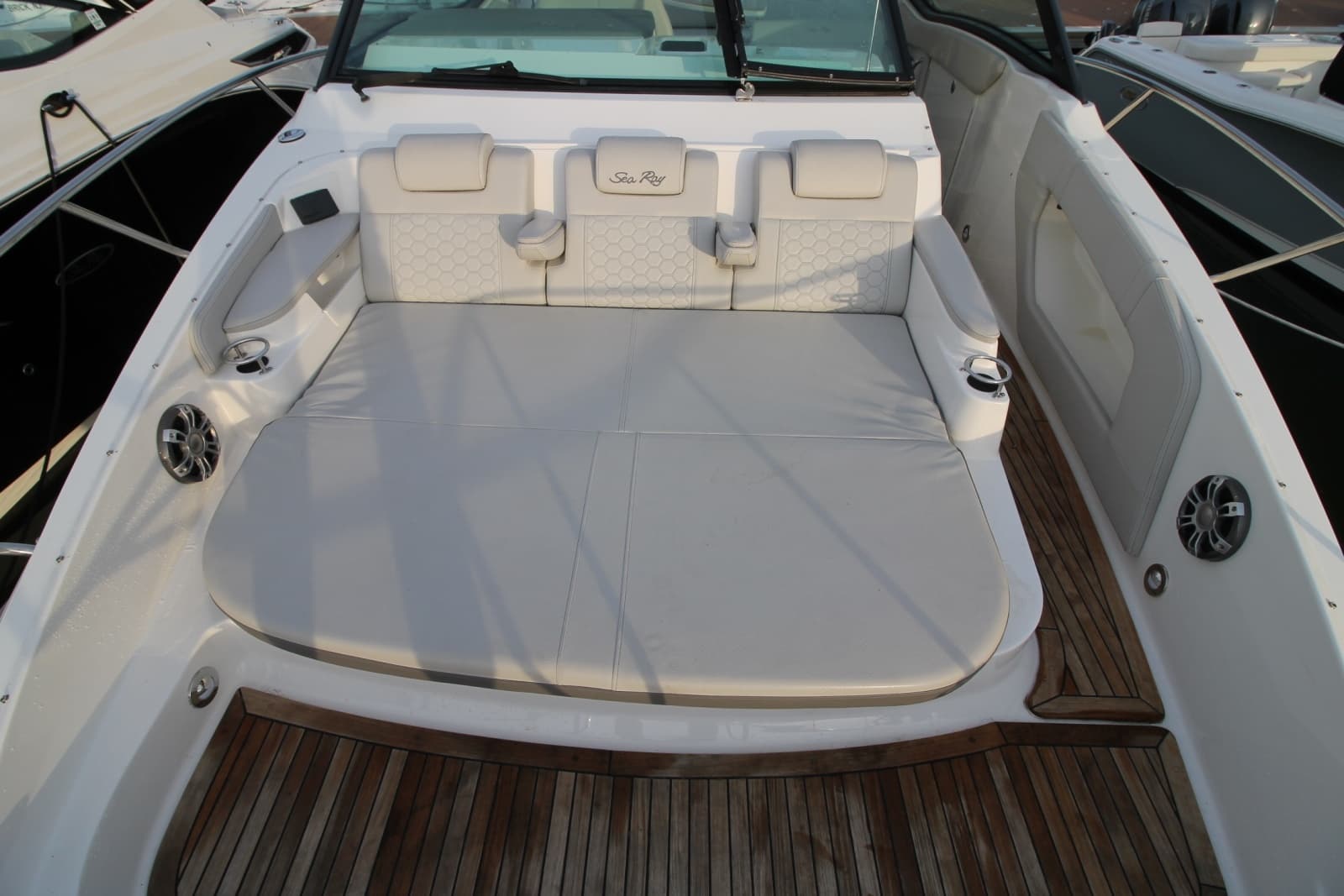 2023 Sea Ray Sundancer 320 - Photo 9