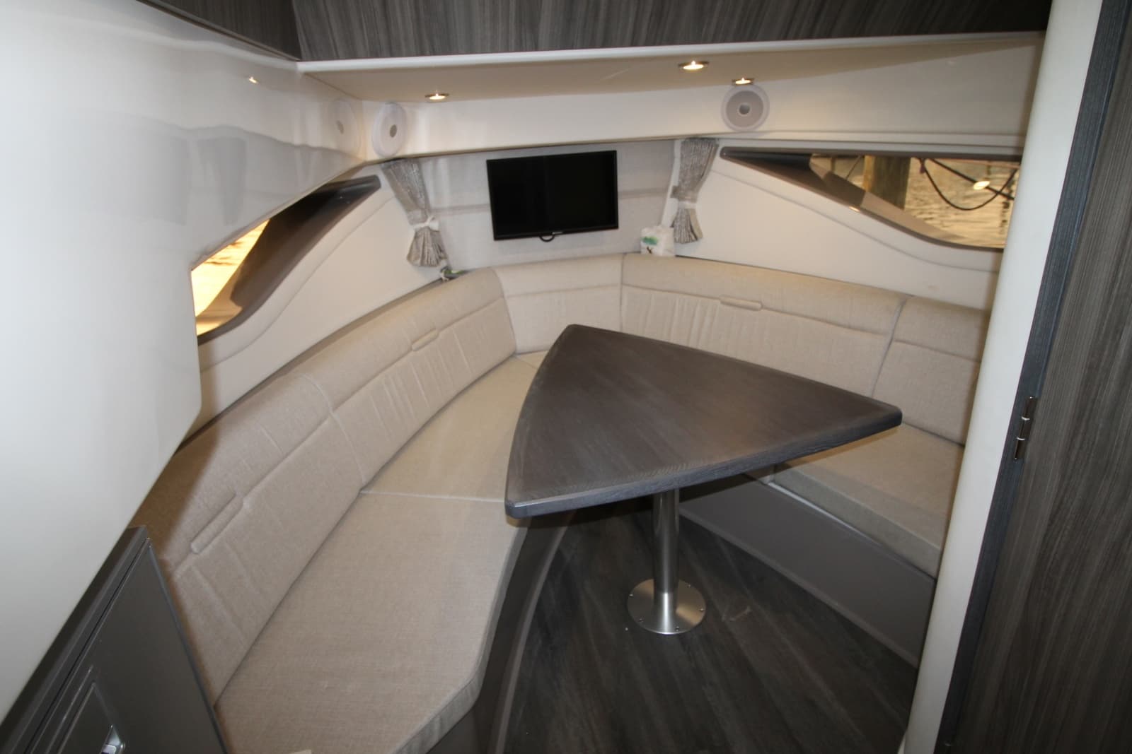 2023 Sea Ray Sundancer 320 - Photo 12