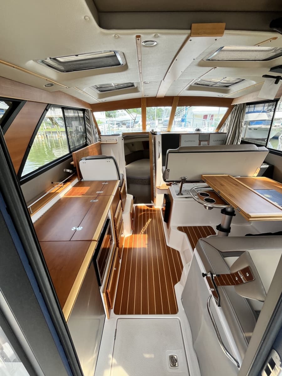 2023 Cutwater 32 Coupe - Photo 4