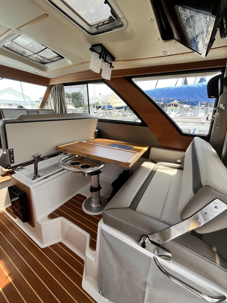 2023 Cutwater 32 Coupe - Photo 6