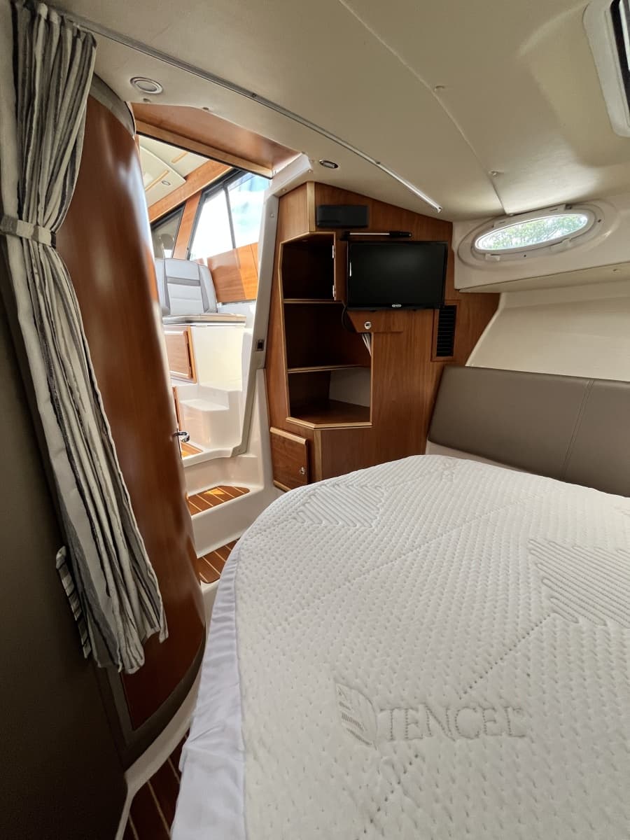 2023 Cutwater 32 Coupe - Photo 10
