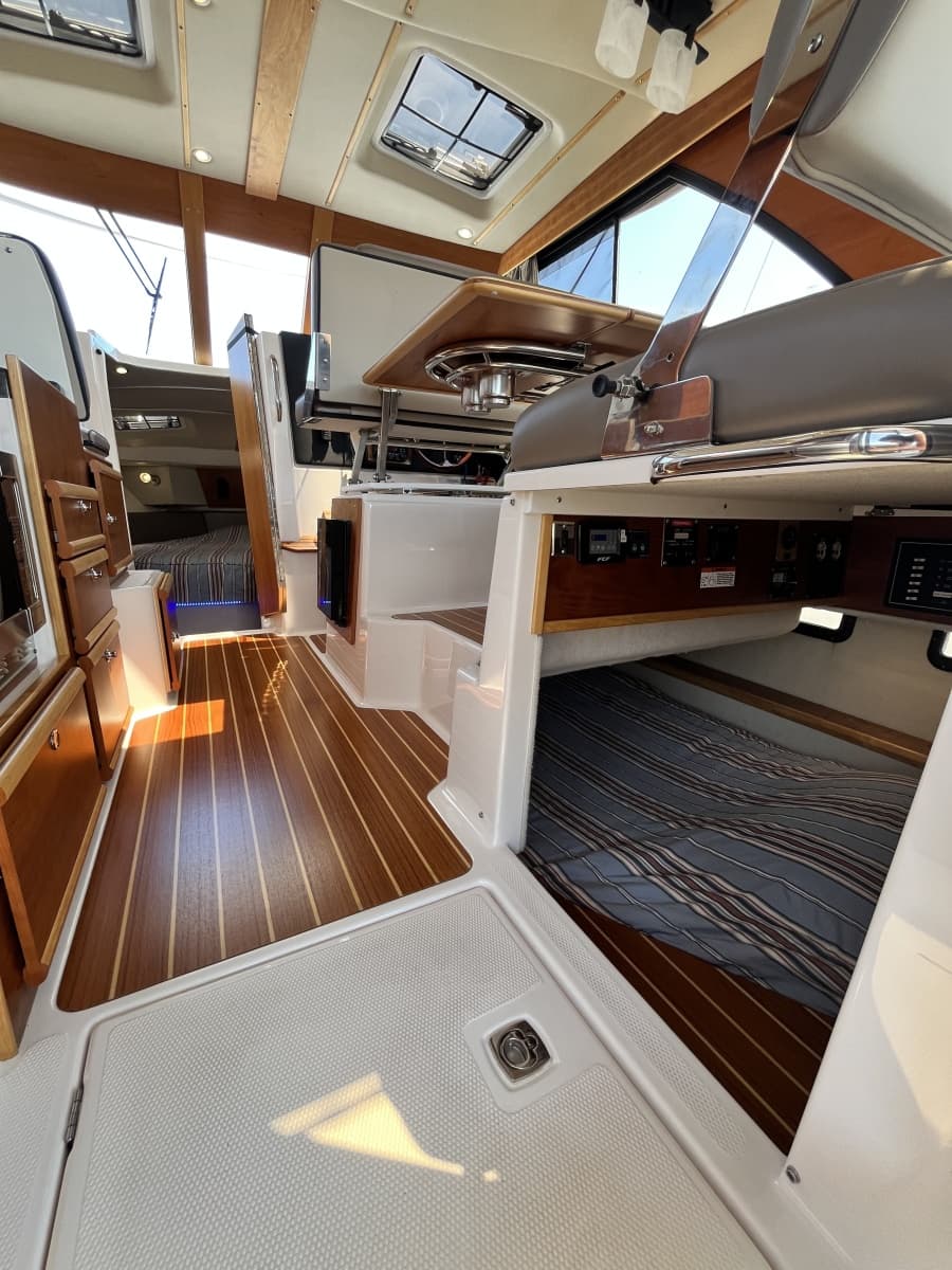 2023 Cutwater 32 Coupe - Photo 10
