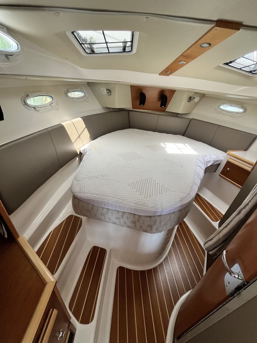 2023 Cutwater 32 Coupe - Photo 9