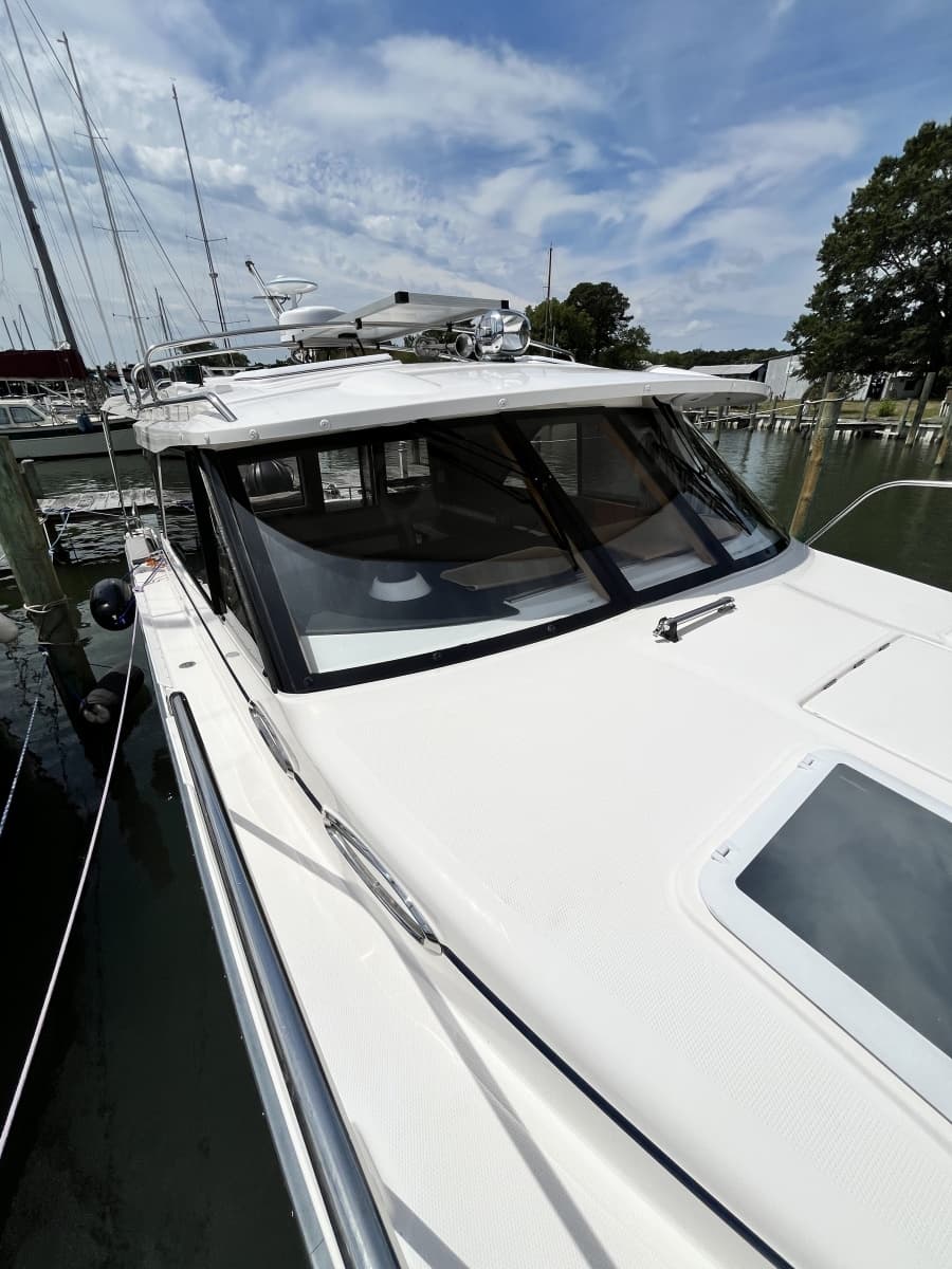 2023 Cutwater 32 Coupe - Photo 2