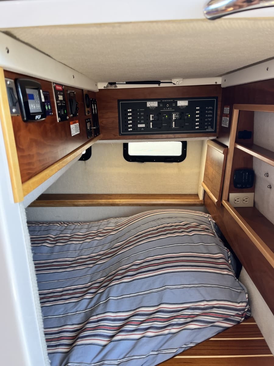 2023 Cutwater 32 Coupe - Photo 11