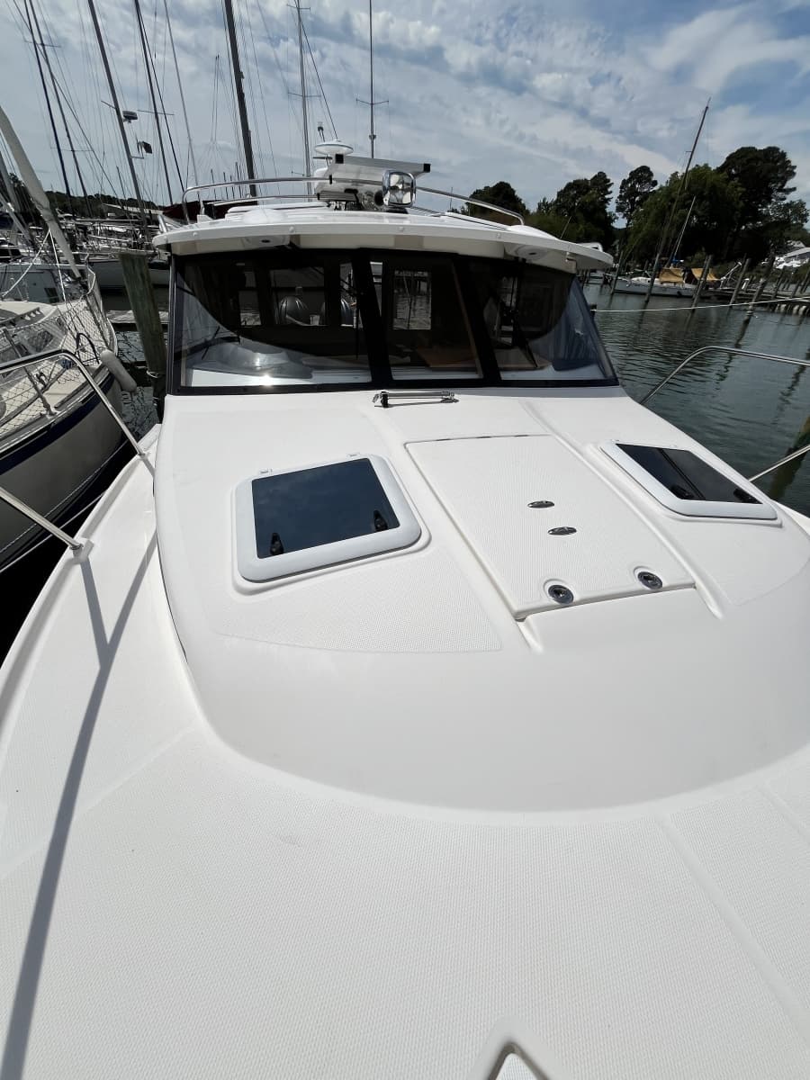2023 Cutwater 32 Coupe - Photo 3