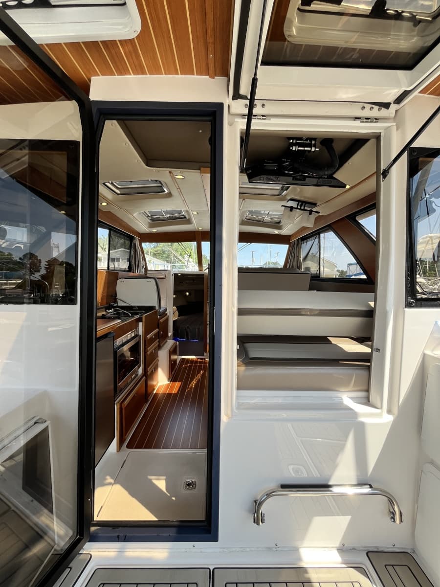 2023 Cutwater 32 Coupe - Photo 3