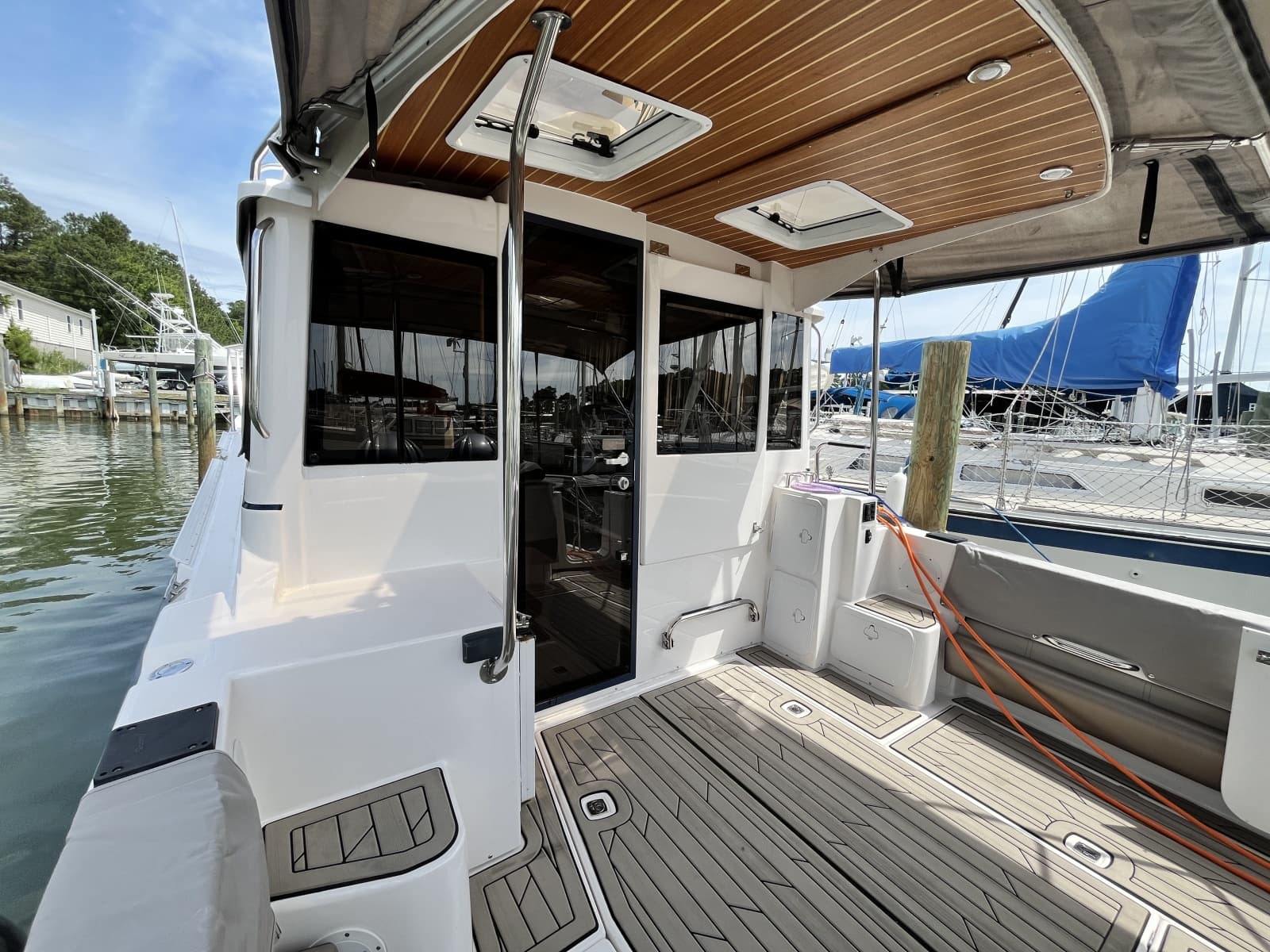2023 Cutwater 32 Coupe - Photo 1