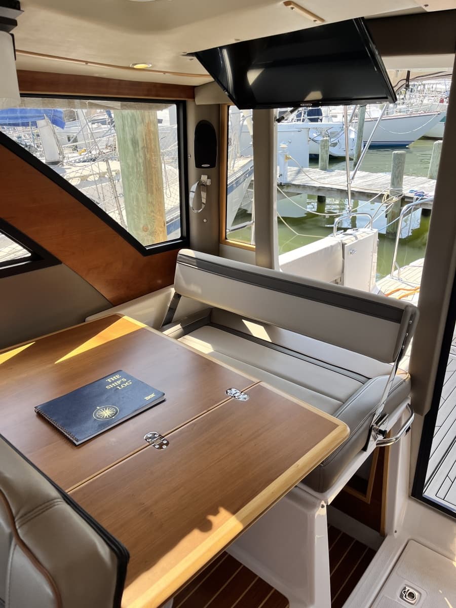 2023 Cutwater 32 Coupe - Photo 6