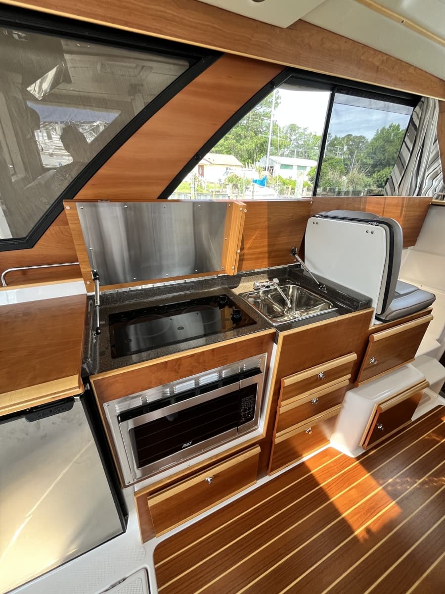 2023 Cutwater 32 Coupe - Photo 5