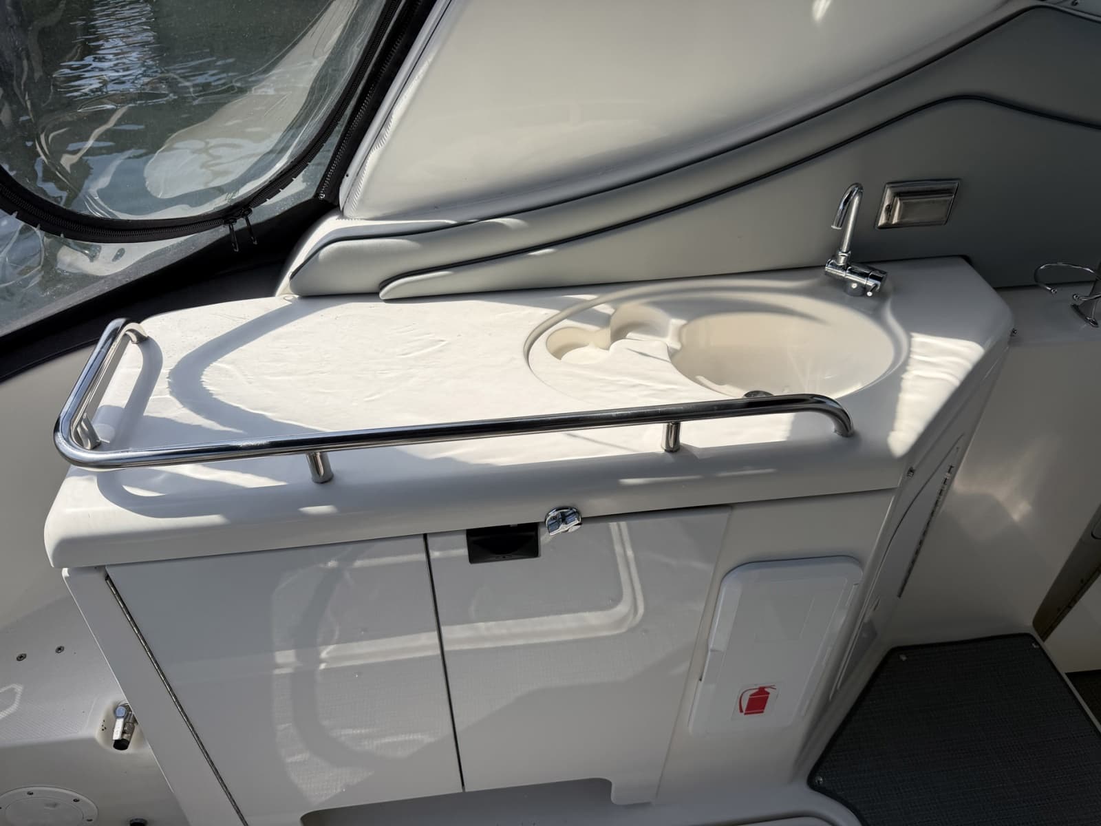 2007 Cruisers Yachts 370 Express - Photo 10