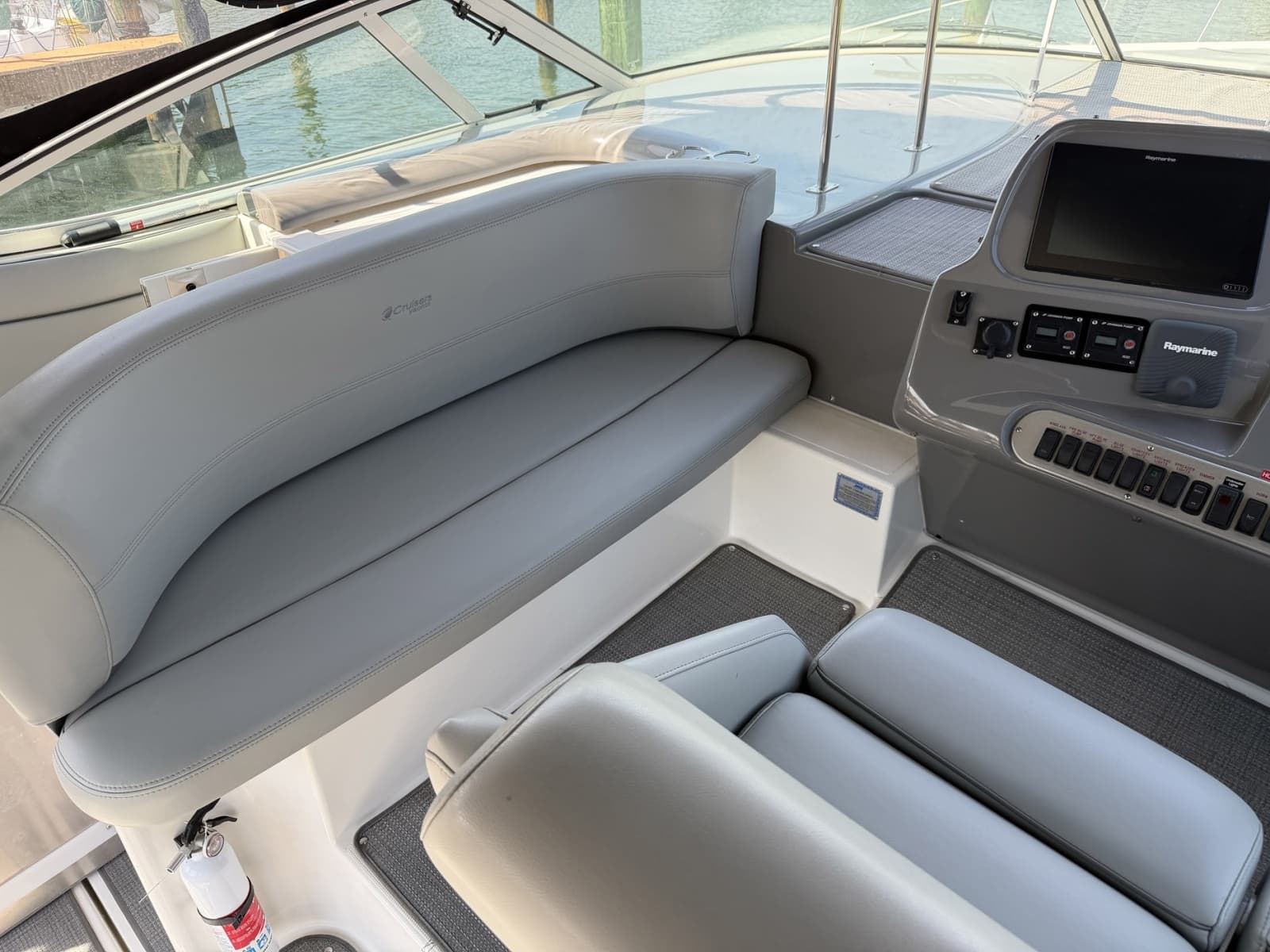 2007 Cruisers Yachts 370 Express - Photo 6