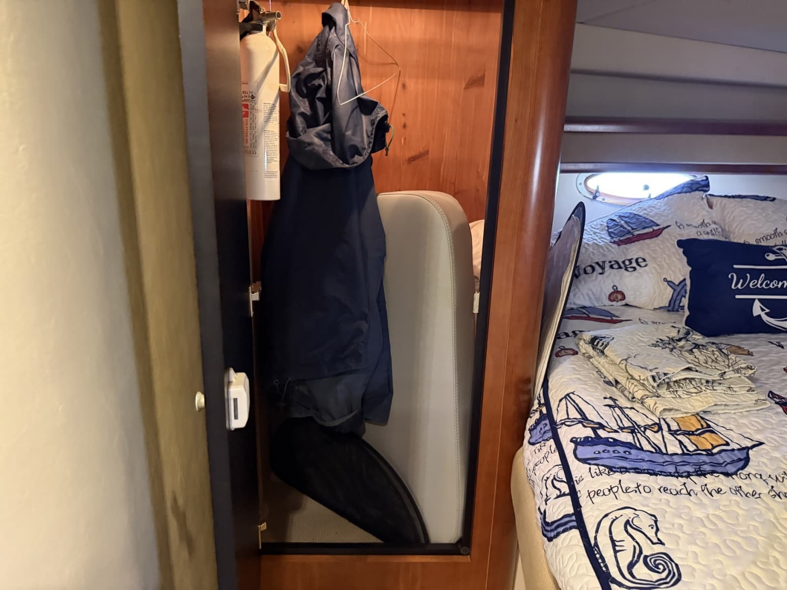 2007 Cruisers Yachts 370 Express - Photo 12