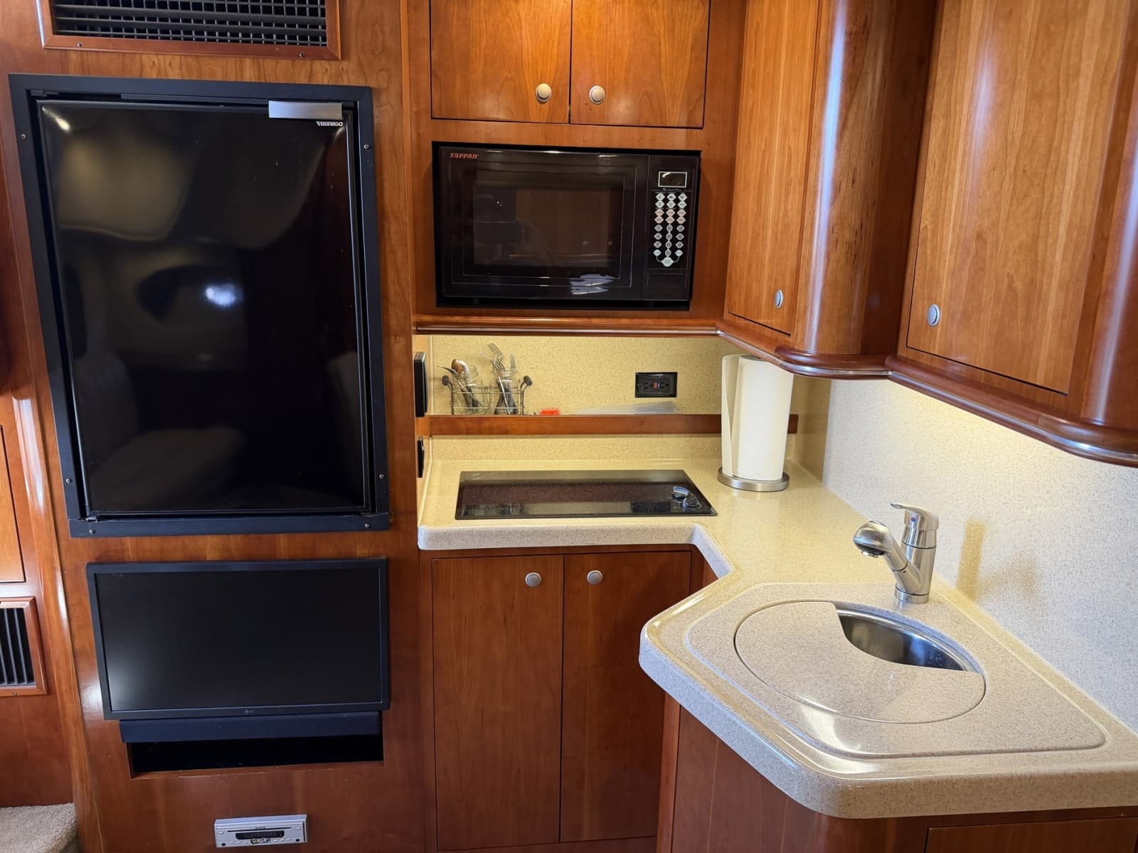 2007 Cruisers Yachts 370 Express - Photo 14