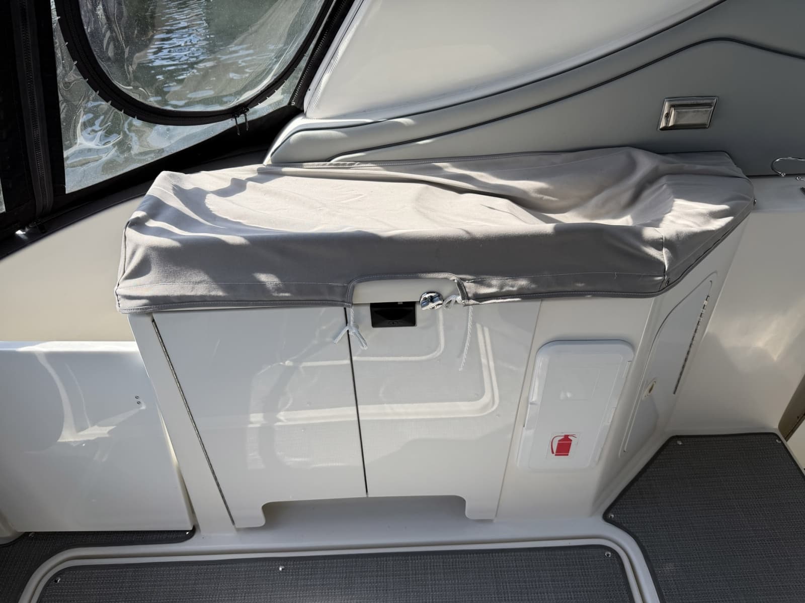 2007 Cruisers Yachts 370 Express - Photo 9