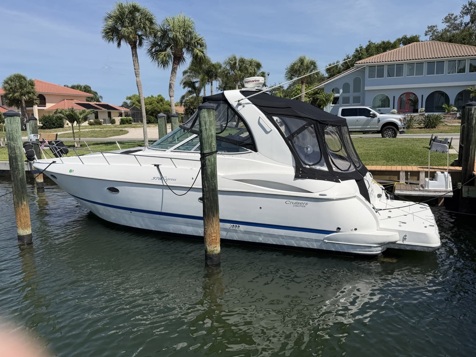 2007 Cruisers Yachts 370 Express - Photo 2